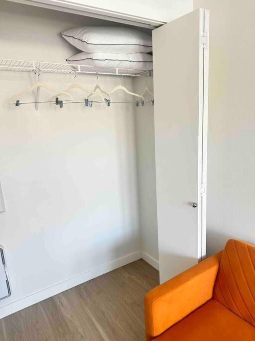 Modern Apartment Downtown Tacoma Near The Convention Center, Free Netflix , King Size Bed & Futon Sofa Bed , Ac, Great Amenities Rooftop, Self-Check-In Экстерьер фото