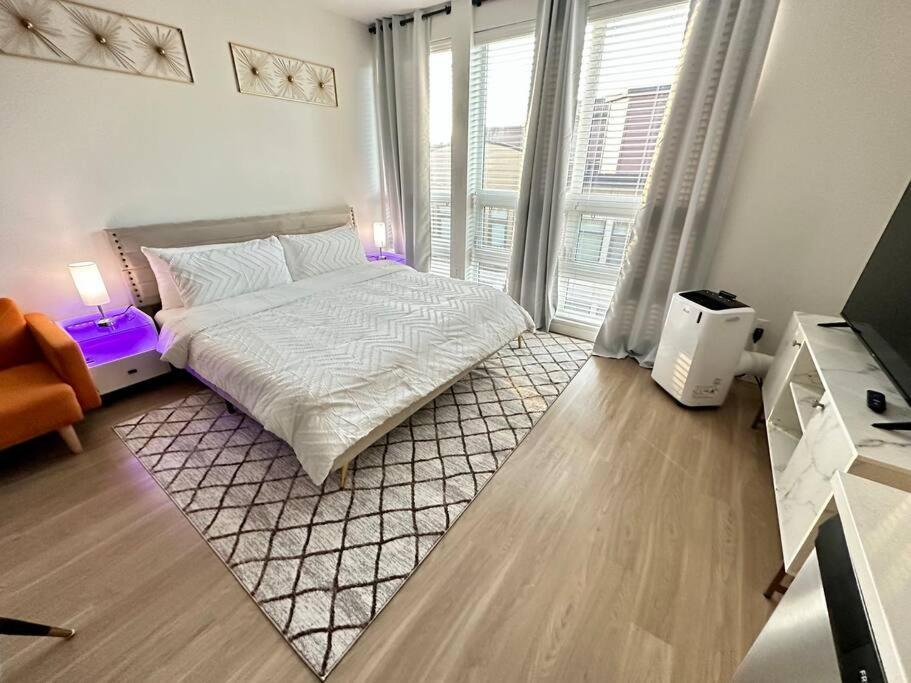 Modern Apartment Downtown Tacoma Near The Convention Center, Free Netflix , King Size Bed & Futon Sofa Bed , Ac, Great Amenities Rooftop, Self-Check-In Экстерьер фото