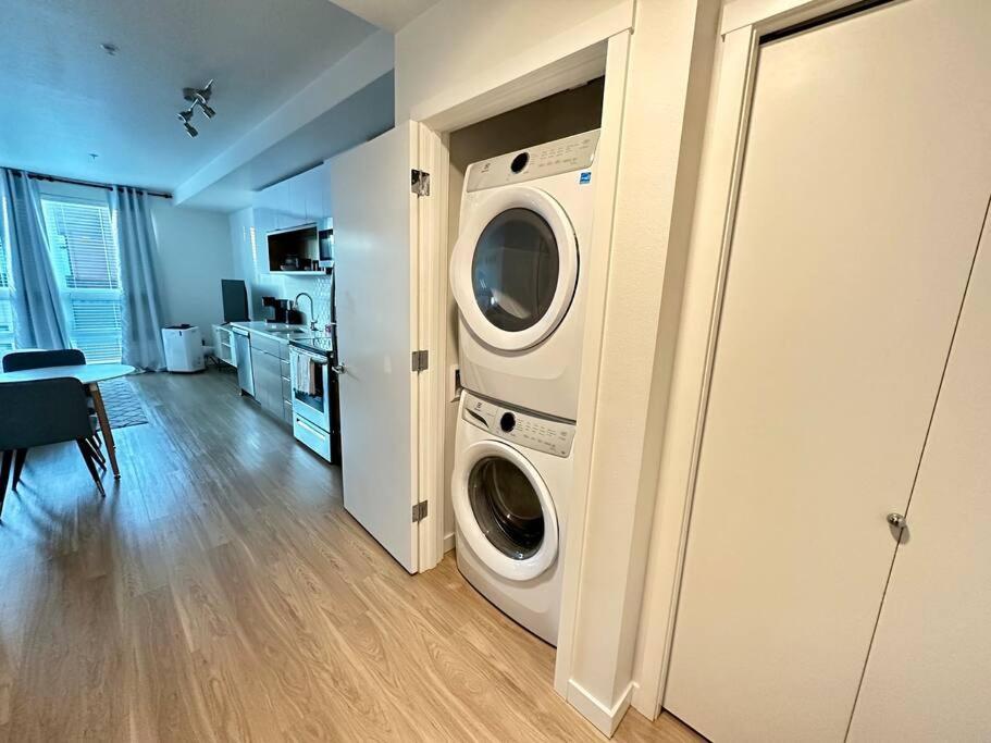 Modern Apartment Downtown Tacoma Near The Convention Center, Free Netflix , King Size Bed & Futon Sofa Bed , Ac, Great Amenities Rooftop, Self-Check-In Экстерьер фото