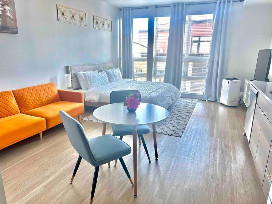 Modern Apartment Downtown Tacoma Near The Convention Center, Free Netflix , King Size Bed & Futon Sofa Bed , Ac, Great Amenities Rooftop, Self-Check-In Экстерьер фото