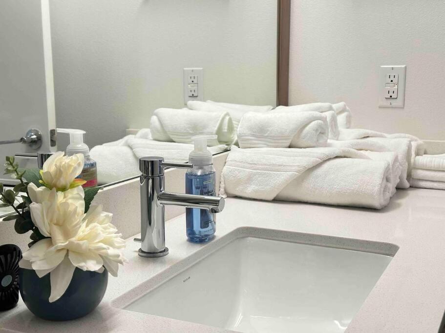 Modern Apartment Downtown Tacoma Near The Convention Center, Free Netflix , King Size Bed & Futon Sofa Bed , Ac, Great Amenities Rooftop, Self-Check-In Экстерьер фото