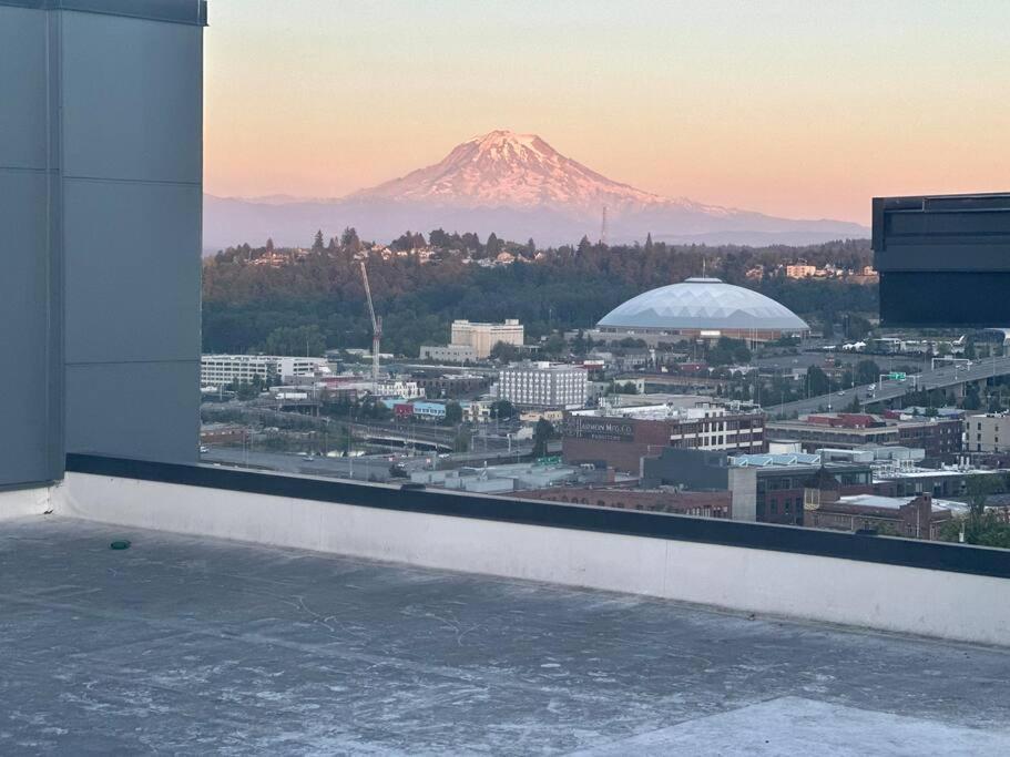 Modern Apartment Downtown Tacoma Near The Convention Center, Free Netflix , King Size Bed & Futon Sofa Bed , Ac, Great Amenities Rooftop, Self-Check-In Экстерьер фото